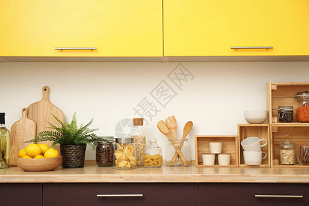 厨房内装有木制顶柜和墙柜的背景图片