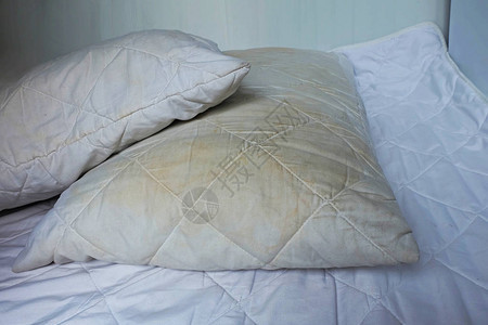 白色床上的脏枕头背景图片