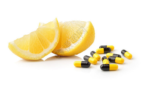 白色背景中分离的柠檬水果片和药丸胶囊图片