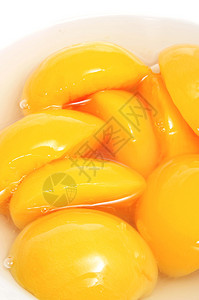 糖浆桃子碗的特写图片