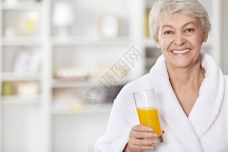 喝杯果汁的快乐老妇人图片