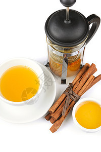 一杯热的菩提茶配肉桂棒和蜂蜜图片