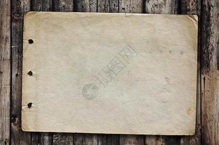 旧木材上的复古纸背景图片