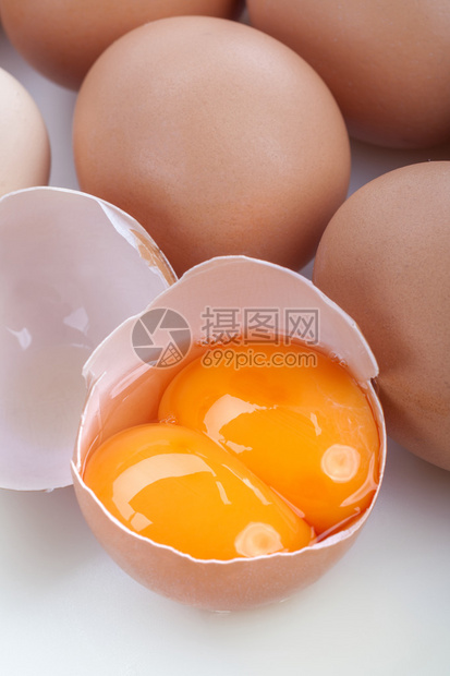 蛋壳里有两个蛋黄图片