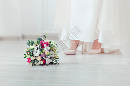 闪婚婚鞋和白玫瑰婚礼花束背景