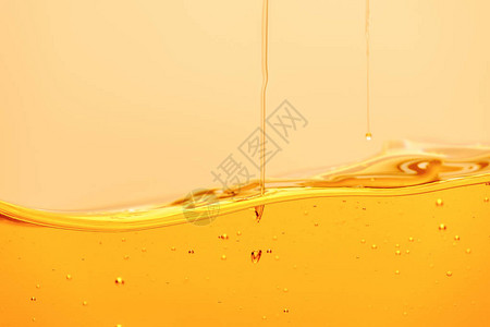 黄色明亮液体有气泡和滴液背景图片