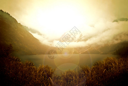散景抽象雾山和湖泊景观图片