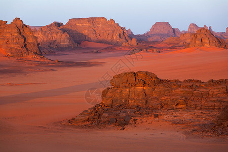 沙漠中的岩石风化图片