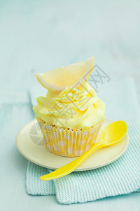 用一片柠檬装饰的柠檬蛋糕图片