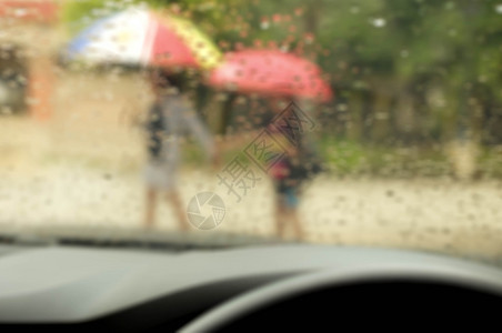 概念模糊的人在雨中行走从车窗看伞图片