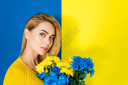 服装分类蓝色和黄色背景的金发碧眼金发美背景