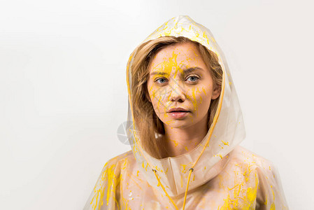 身穿雨衣涂有黄漆的彩色雨衣的美丽女子背景图片
