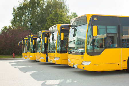 Busses在公共汽车站或终点站排行停泊背景图片
