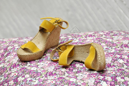 一双女式帆布鞋高跟鞋和黄色绒面革高清图片