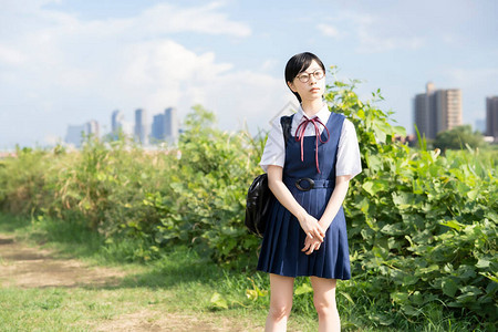 黑色短发的漂亮女学生背景图片