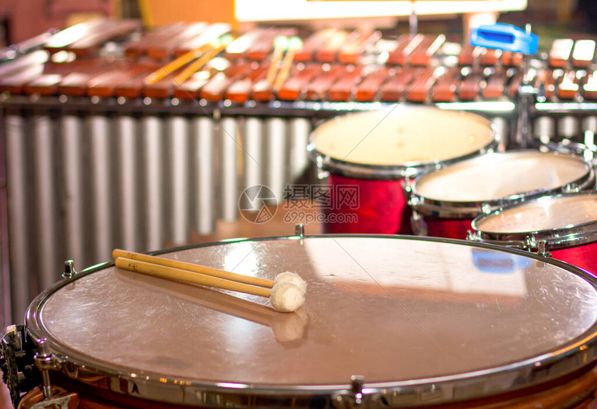 鼓棒在鼓上音乐厅里的大鼓图片