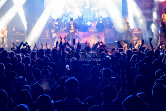 现场摇滚音乐会的风扇在舞台上后视图片