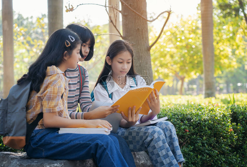 青年群体学生团体在城市公园阅读书图片