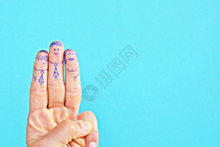 在一个中年男子的食指和中指上图片