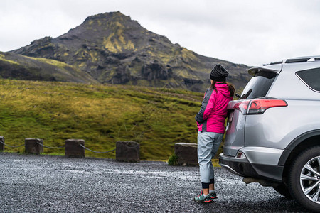 女游客乘坐SUV车在冰岛进行公路旅行旅客停车图片