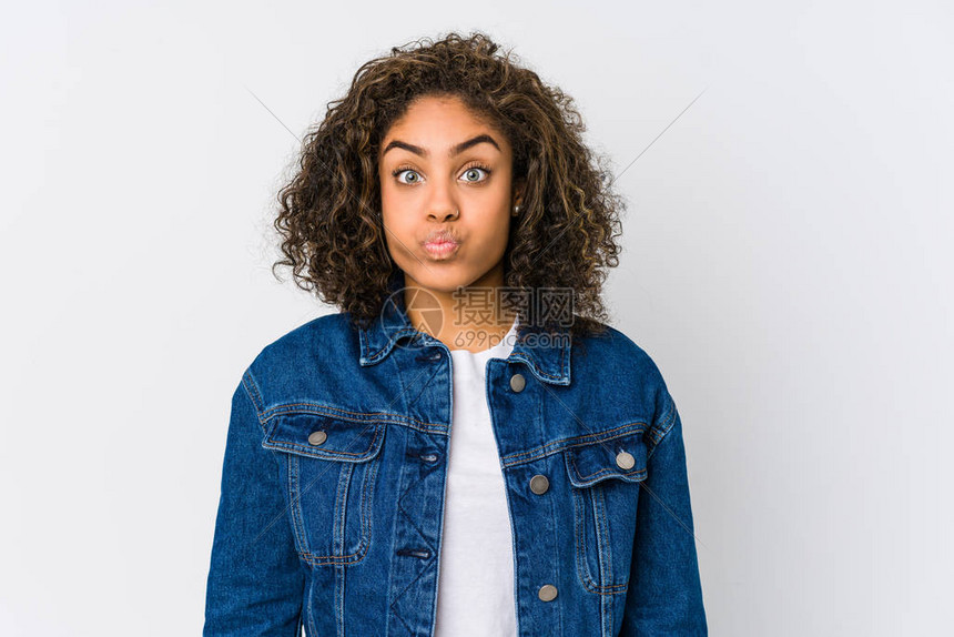 年轻的非裔美国妇女打脸颊表情很疲惫表图片