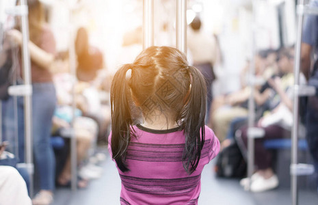 亚洲儿童或女孩的背部喜欢站在天空火车或电动火车与地下铁路或地铁的忌讳中图片