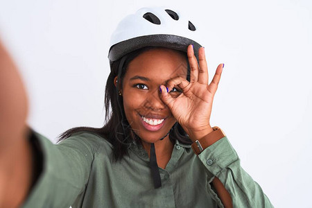 戴着自行车头盔的女生自拍照背景图片
