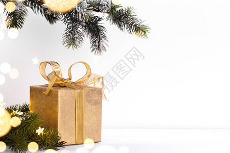 金礼品盒和带节庆灯圣诞节或新年概念的fir树图片