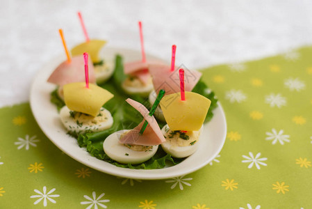 船形式的儿童食品鸡蛋的创意三明治以船的形式在绿色背景图片