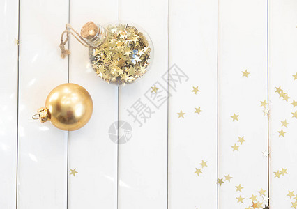 圣诞树玩具球和金色星的五彩纸屑图片