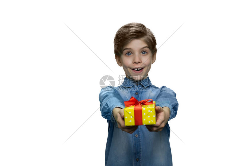 快乐的男孩送了个小礼物盒睁大眼睛的小孩用手伸图片