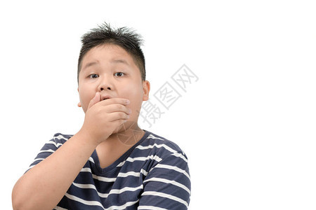 令人惊讶的胖男孩用他的双手蒙住嘴孤立在白色背景图片