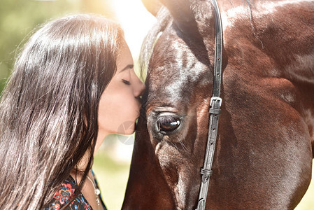 马和女孩在近距离拍摄时分享一个情感时刻当她们似图片