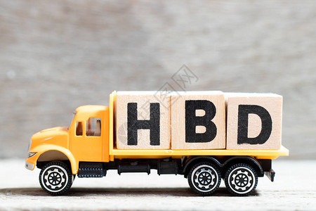 卡车在木材背景上持有以HBD字写的字母块生日图片