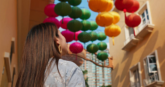 女人在户外看五颜六色的灯笼图片