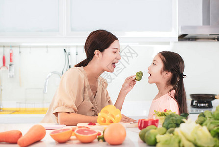 幸福的母亲和儿女准备吃蔬菜和水果图片