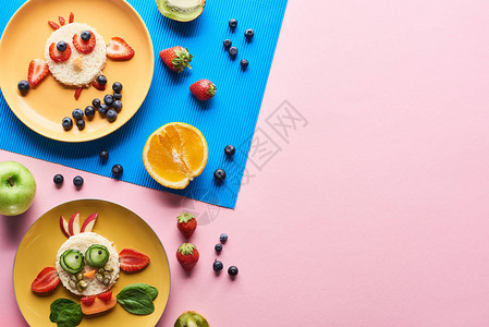以蓝色和粉红背景的水果为食物制成图片