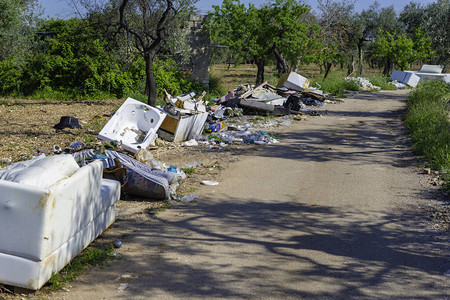 环境恶化的大问题留在乡间小路边缘的塑料垃圾无法使用的电图片