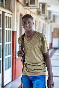 快乐的非洲少年男孩回到学校回到学校的概图片