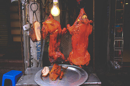 越南河内老区或法语区流行的街头小菜广东口味鸡背景图片