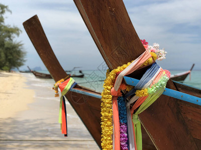 泰国奈岛海滩上的长尾船图片