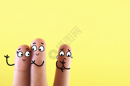 三个手指被装饰成三个人其中一位因丈夫的婚外情图片
