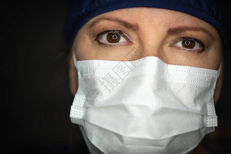 女医生或护士在黑暗背景背景图片