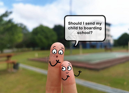 两个手指被装饰成父亲和孩子父亲正在考虑送孩图片
