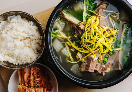 泡菜饭和排骨汤的传统韩国料理图片