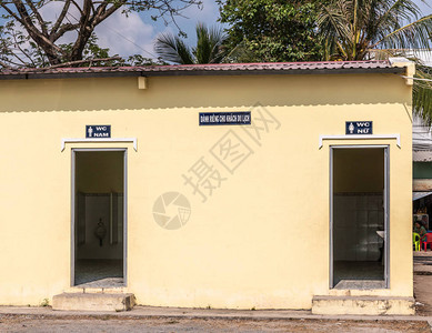 男女黄漆公共厕所建筑在背景图片