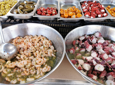 西班牙市场上的海产食品传统的西班牙烹饪泡菜和游艇图片