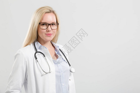 一位微笑的年轻女家庭医生的肖像背景图片