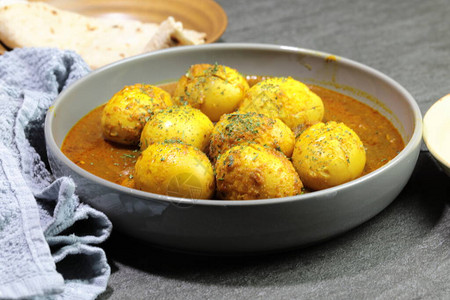 印度的辣蛋咖喱或鸡蛋麦撒拉在石图片