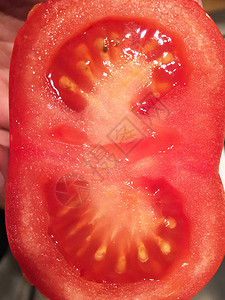 熟透的美味番茄的特写镜头图片